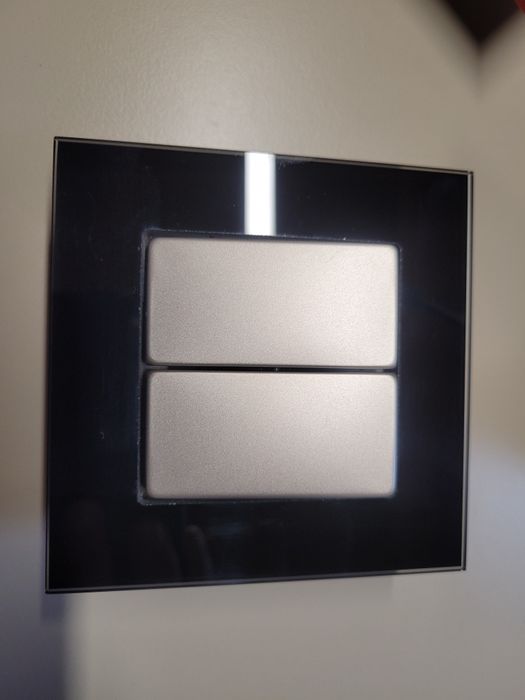 Włącznik świecznikowy dwuklawiszowy ABB szklany aluminowy