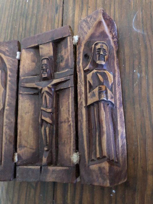 Santissima Trindade em madeira esculpida. Medidas 20 alt x 18 com x 4