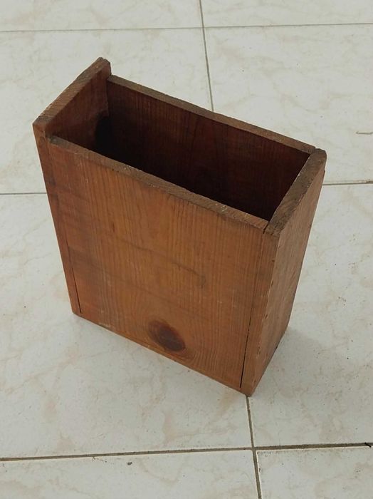 ANTIGA e Original Caixa de Pecas em Armazém. "RESTAURADA"