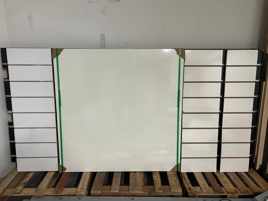 Painel para parede para grampo ou parteleira