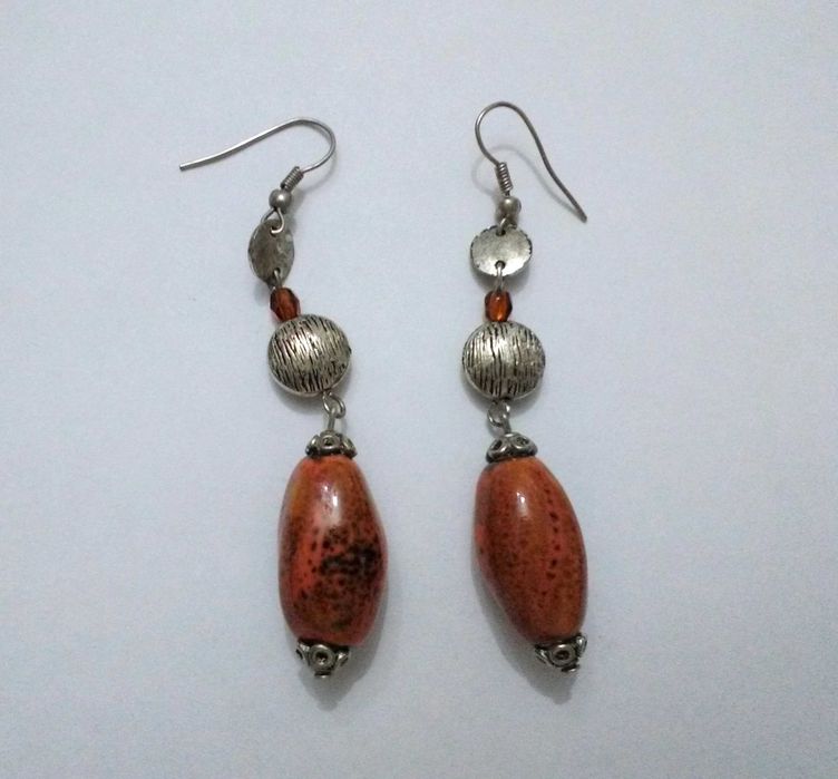 Brincos prateados e castanhos