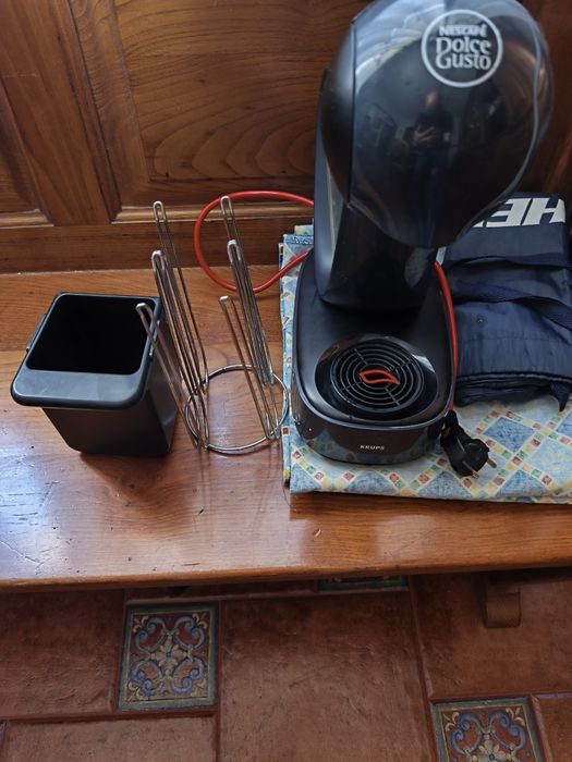 Maquina cápsulas dolce gusto com porta capsulas