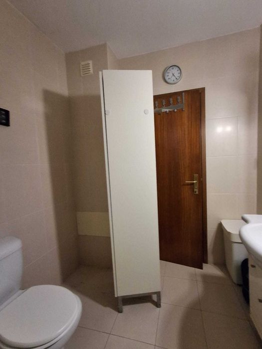 Móvel vertical branco de WC