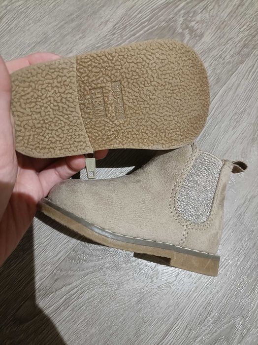 Sprzedam buty dziecięce.