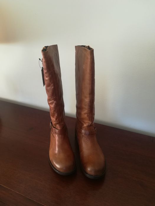 Botas em pele marca Roots novas em caixa