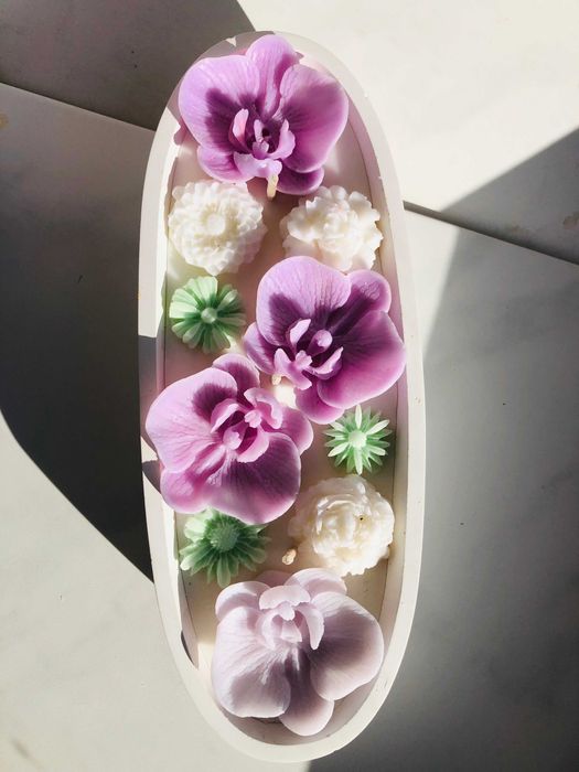 Świeca świeczka w owalnym dużym pojemniku kwiaty