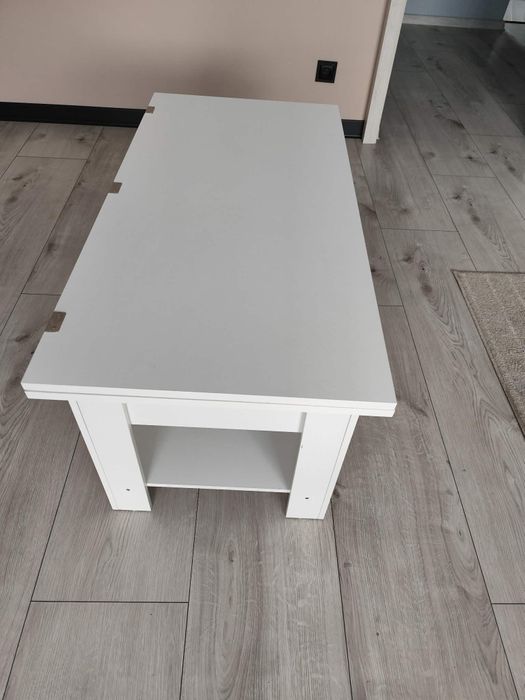 Stolik kawowy rozkładany stan idealny
 
Bez rozłożenia  wysokość 50 cm 
 Długość 100 szerokość 50

Po rozłożeniu 100x100 wysokość 62 cm