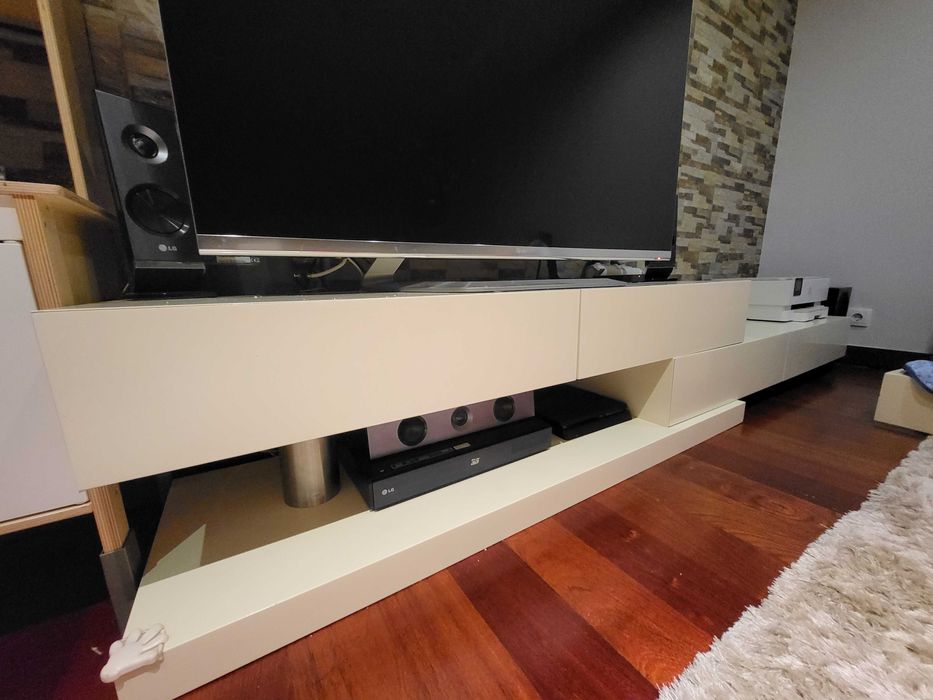 Móvel Tv lacado com 4 gavetas forradas cp 2,60