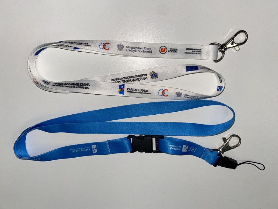 Smycze reklamowe białe i niebieskie - kilkadziesiąt sztuk, pełna torba