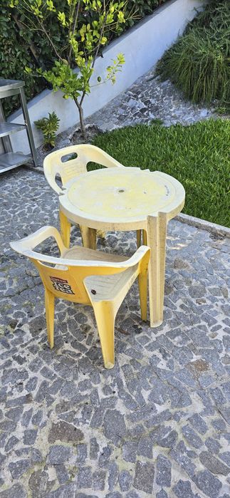 Mesa de esplanada com duas cadeiras