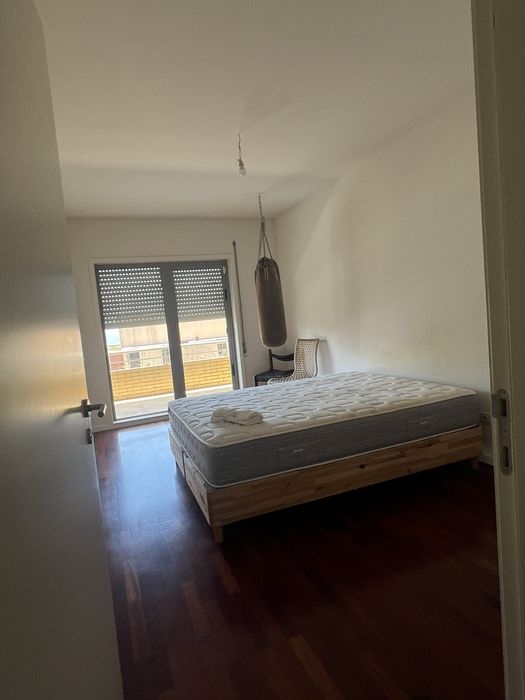 T2 Duplex totalmente renovado com 2 varandas e lugar de garagem a 200 m da praia .