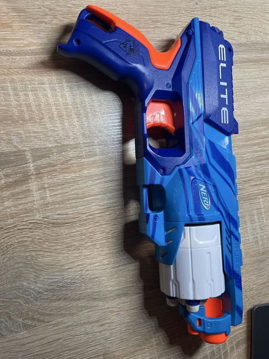 Бластер Nerf.