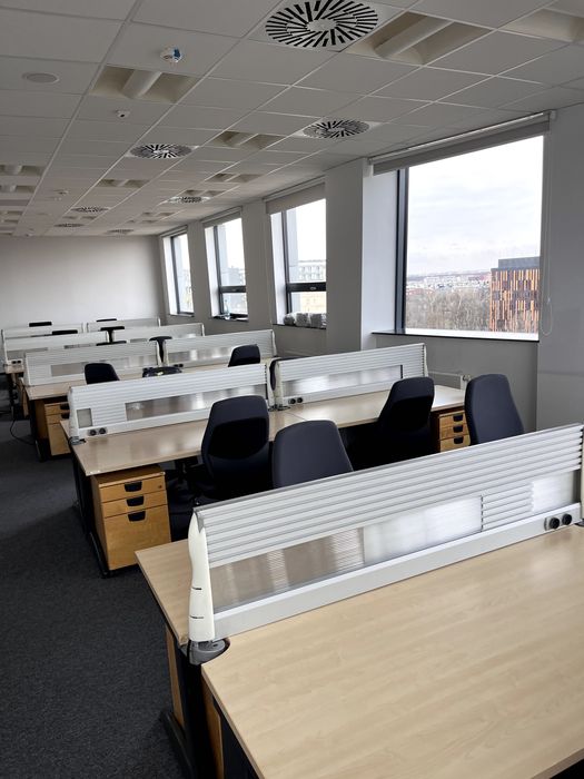 Biurko Steelcase TNT 160 cm z panelem