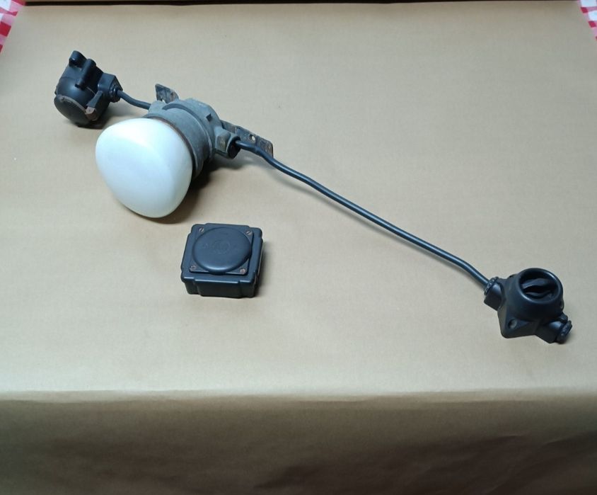 Stara lampa przemysłowa warsztatowa