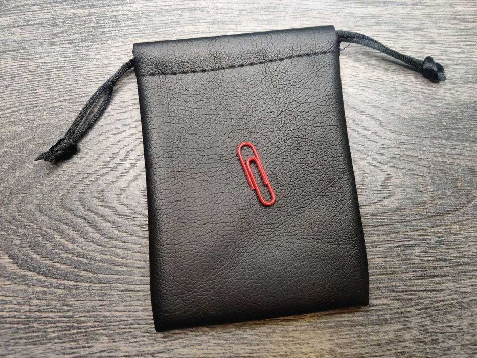 Одна червона скріпка / One red paperclip