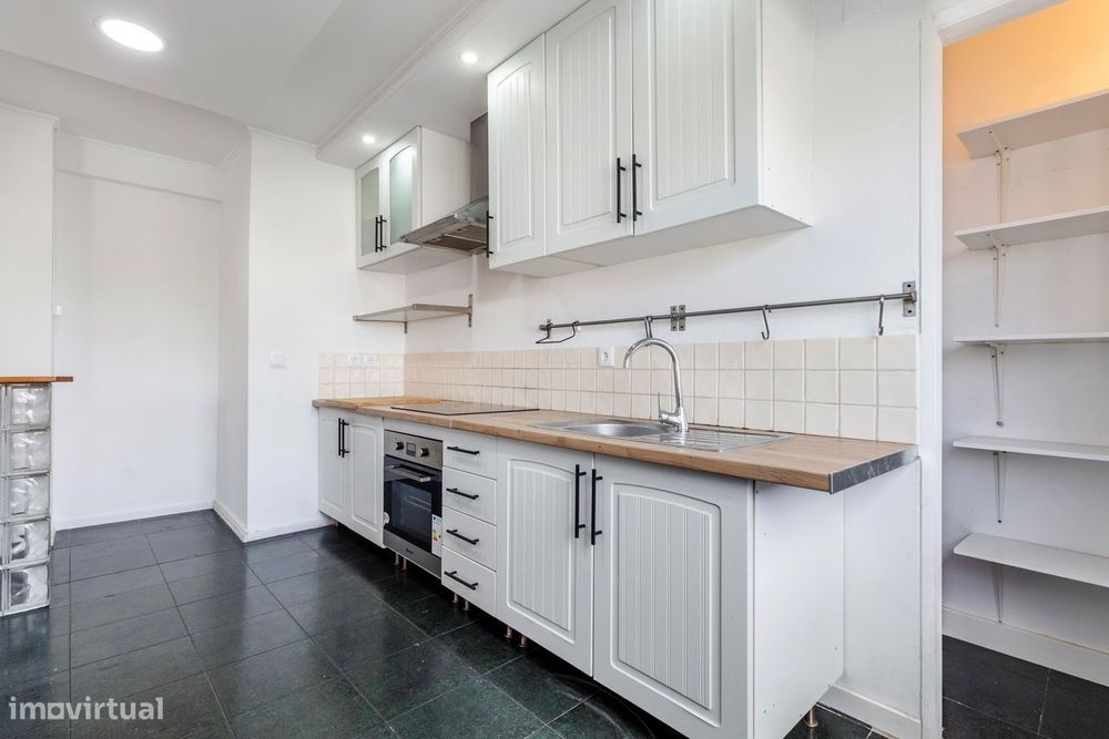 Apartamento T2 c/ Varanda em Agualva, Sintra