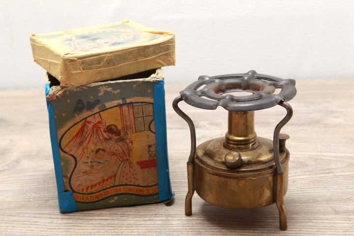 Antigo e pequeno fogareiro a petroleo da Tapiol com caixa original