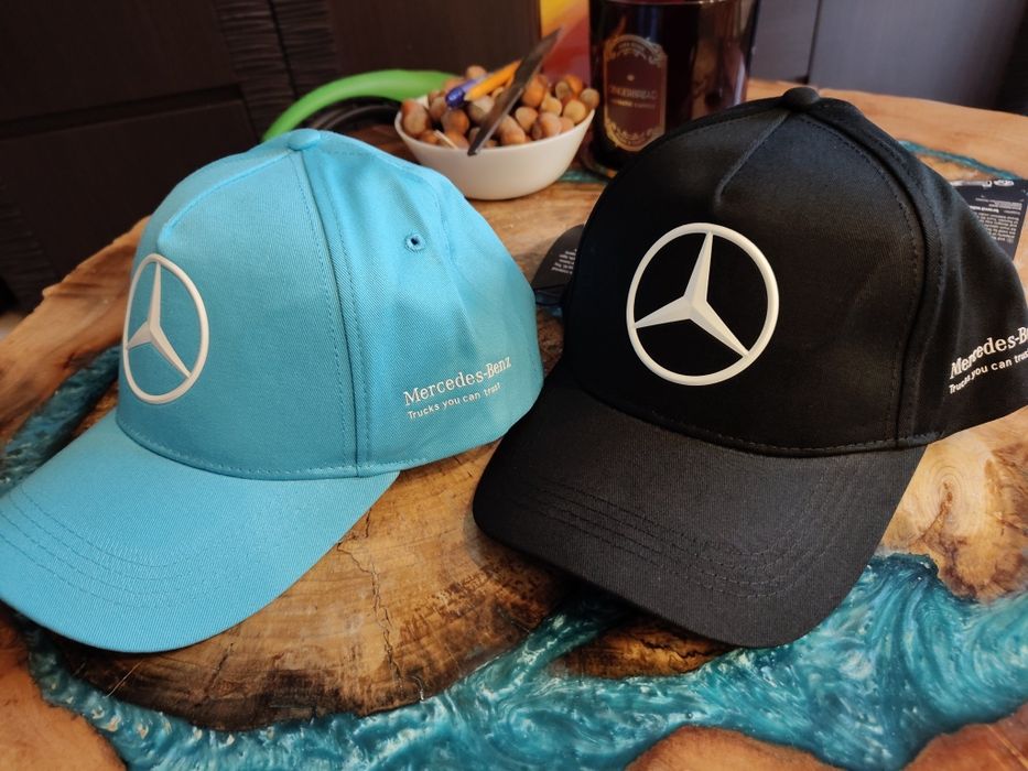 Dwie czapeczki Mercedes Benz