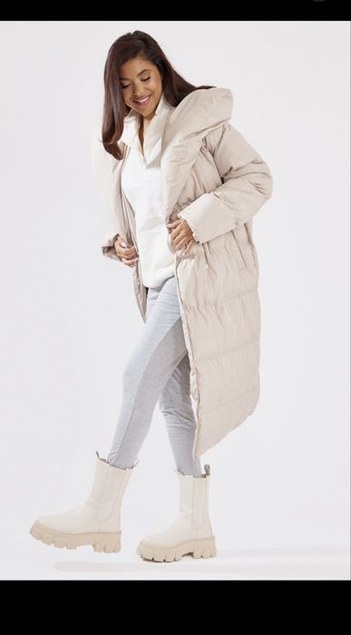 Довга бежева куртка