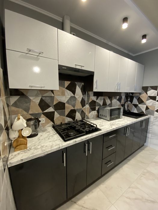 Здається 1 кімнатна в новобудові ЖК Фаворит. Можна на короткий термін