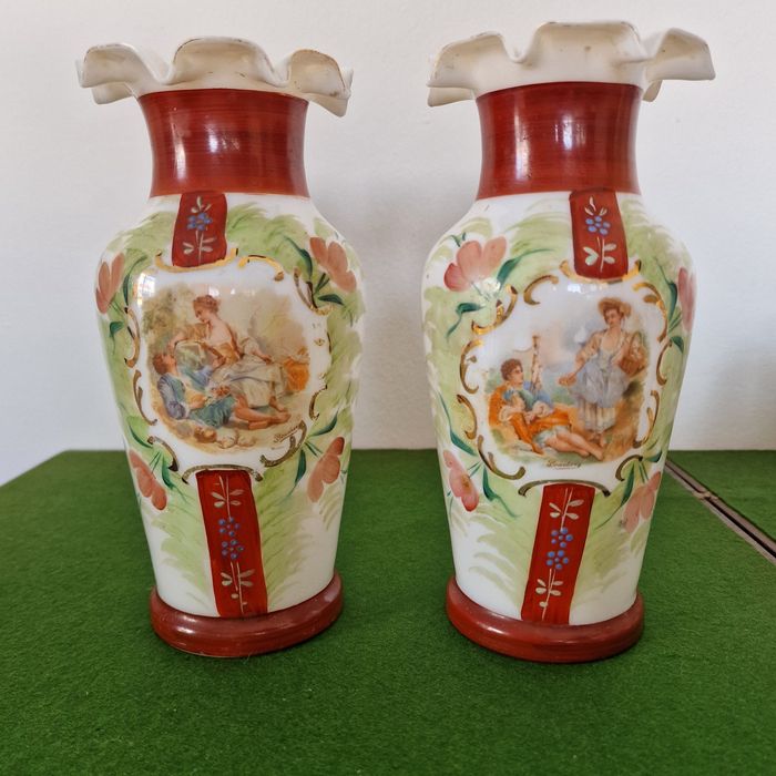 Par de jarras em vidro opalino com cenas de galanteio