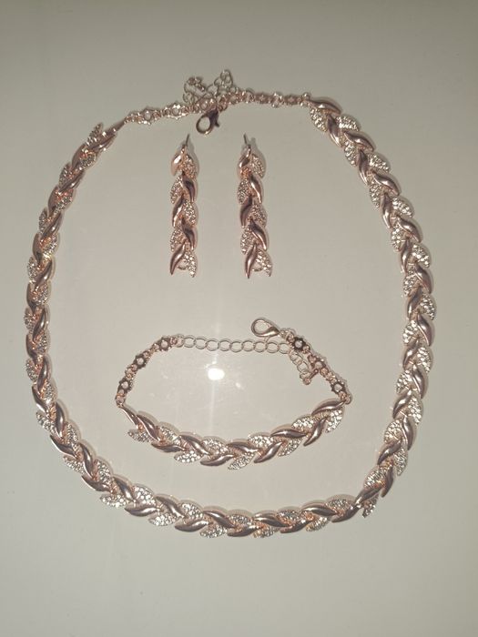 Conjunto Colar, Brincos e Pulseira