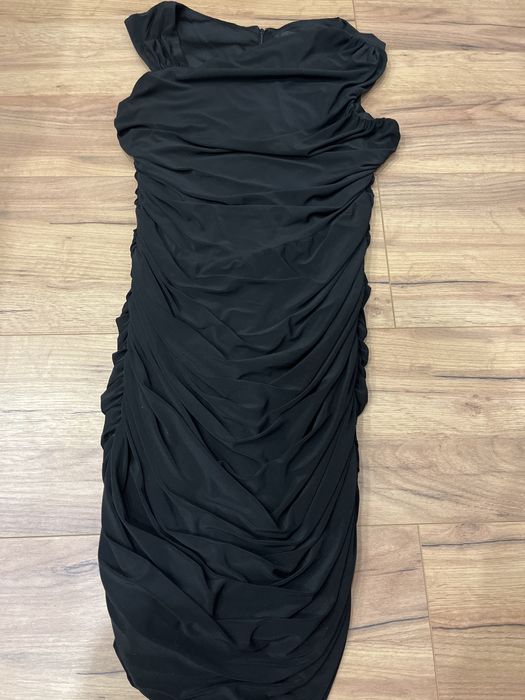 Плаття чорне вечірнє.