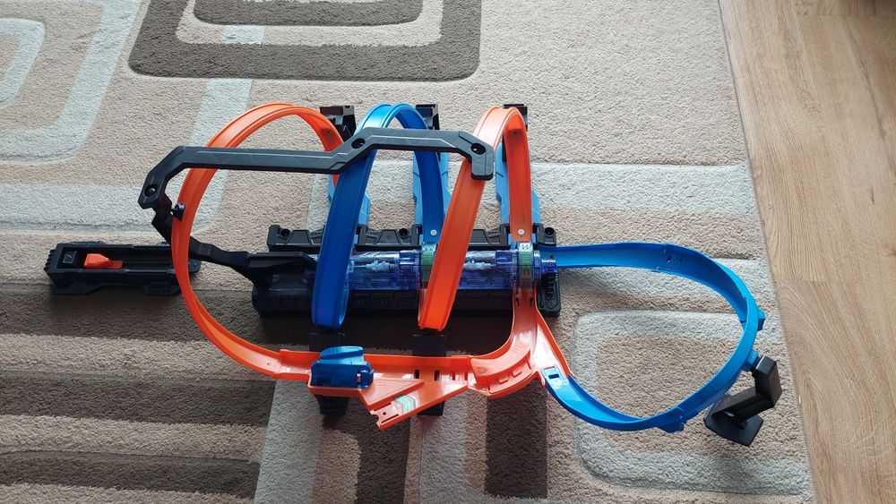 Tor Hot Wheels pętle na baterie