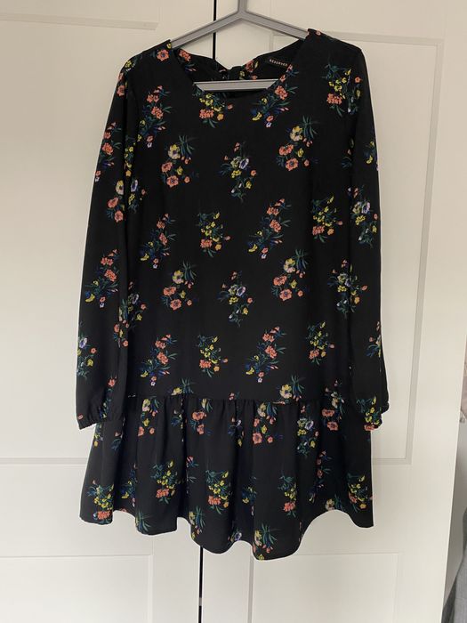 Sukienka w kwiaty falbanki elegancka