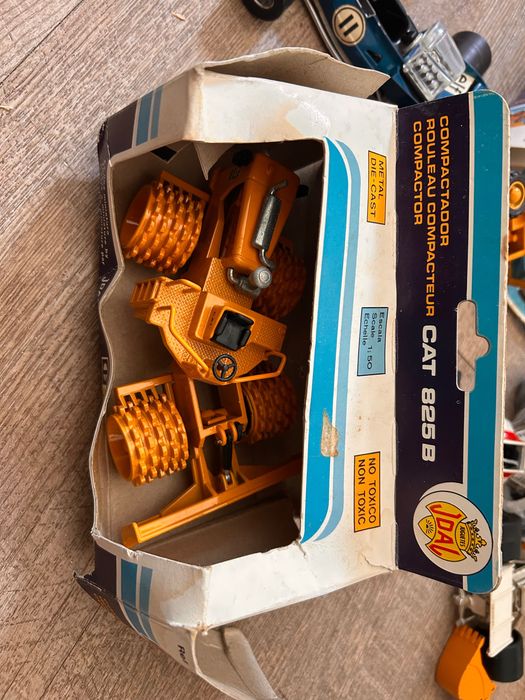 JOAL CAT 825B Compactor – Die‑Cast 1:50 – Com Caixa