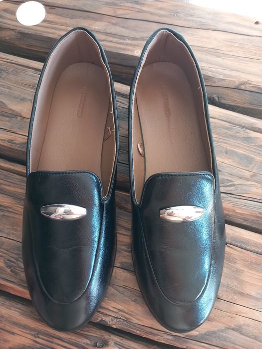 Skórzane czarne Loafersy Reserved.