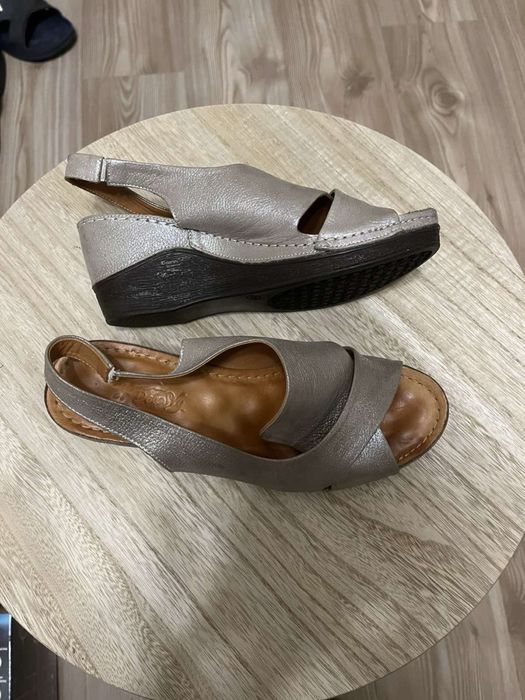 Босоніжки на танкетці