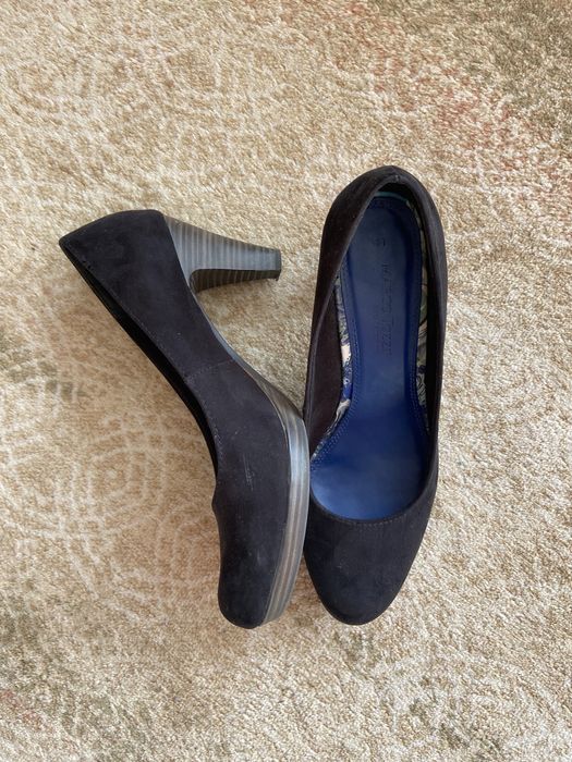 Czarne zamszowe buty na obcasie