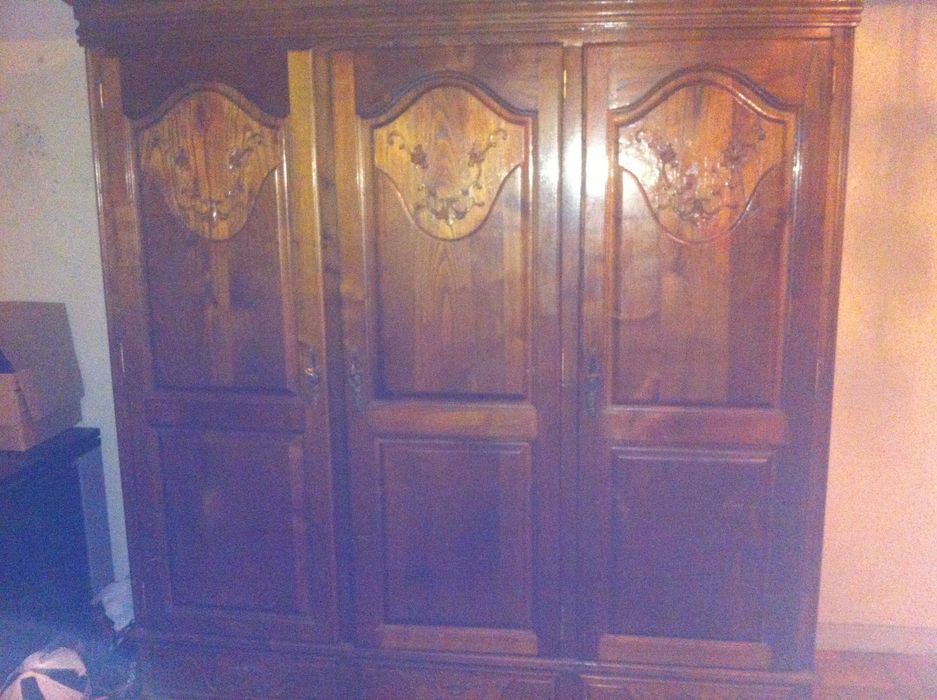 Conjunto de móveis em madeira do tipo castanho