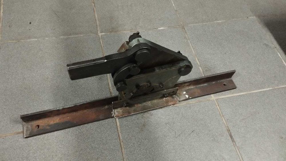 Maquina de corte de calhas ou perfis