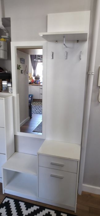 Garderoby do przedpokoju z lustrem