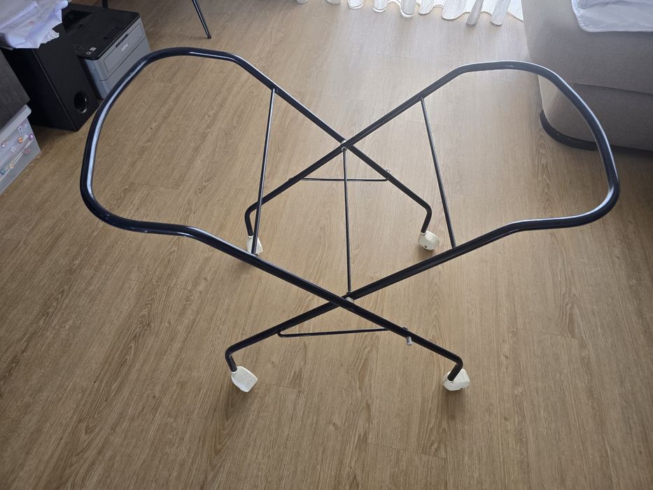Berço  em verga com suporte com rodas