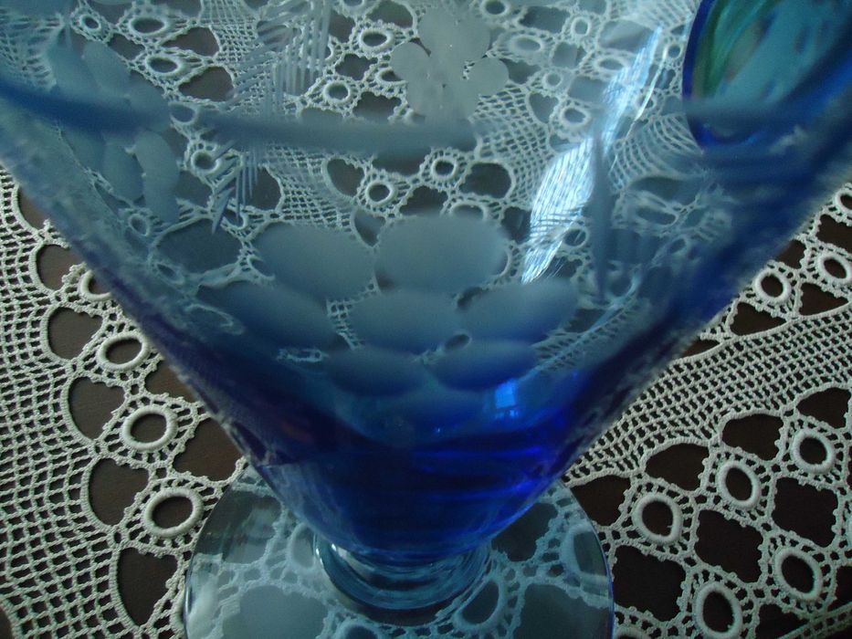 jarro de vidro azul antigo