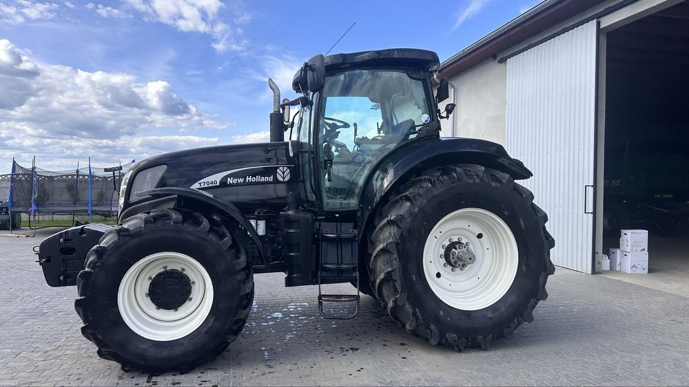 New Holland T7040