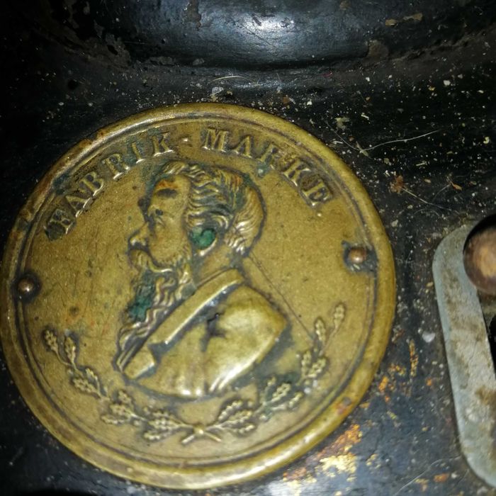 Швейная машинка, работающая PABLIK MARIRKE (ОРИГИНАЛ)