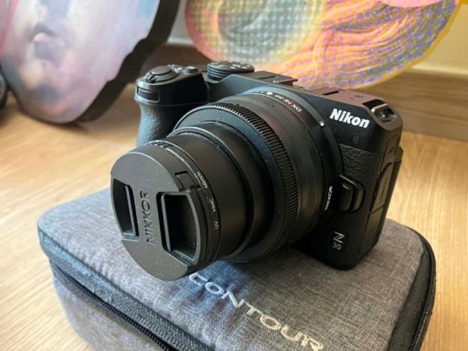 Camera fotográfica Nikon Z30 quase nova  + extras , tripé na caixa nunca usado, alça nova, carregador com 2 baterias e mala de transporte