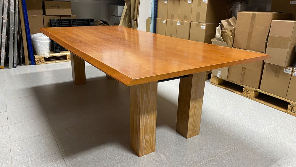 Mesa de reuniões em madeira