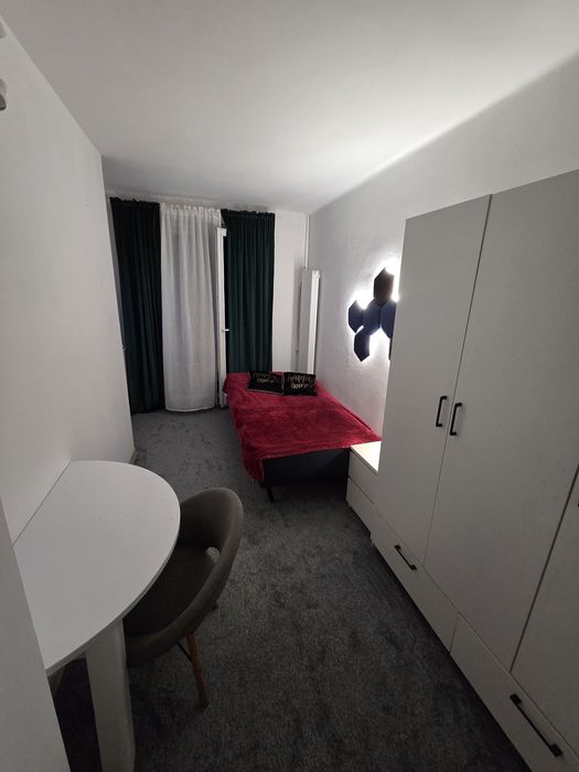 Duży pokój z balkonem w domu jednorodzinnym dla jednej lub dwóch osób