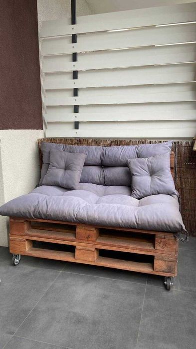Sofa z palet na kółkach z materacem i poduszkami balkon taras loft