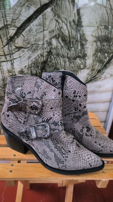 Жіночі шкіряні козаки