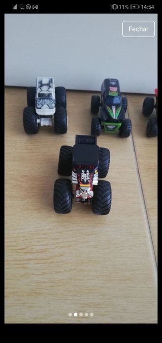 8 carros Monster Truckers da marca Monster Jam