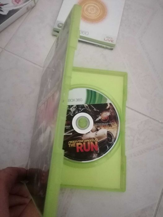 XBOX 360 com comando, kinect e 4 jogos