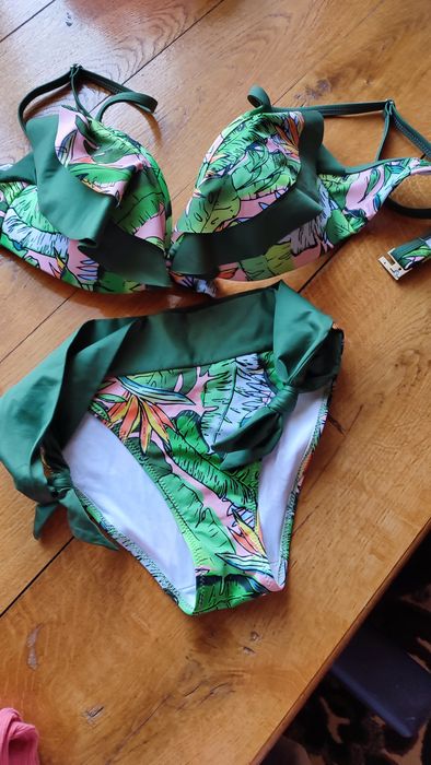 Купальник кольоровий, новий розмір S. Роздільний. Яркий принт. Рюшики