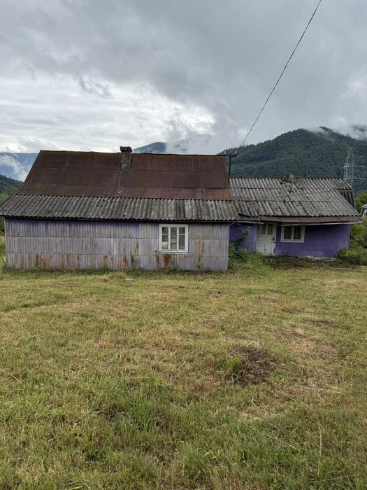 Продається ділянка з будинками у смт. Міжгірʼя