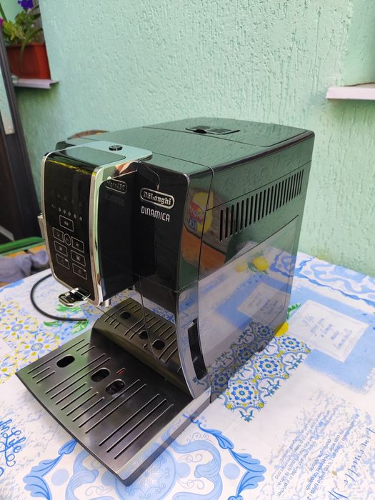 Кофемашина, кавоварка Delonghi Dinamica
